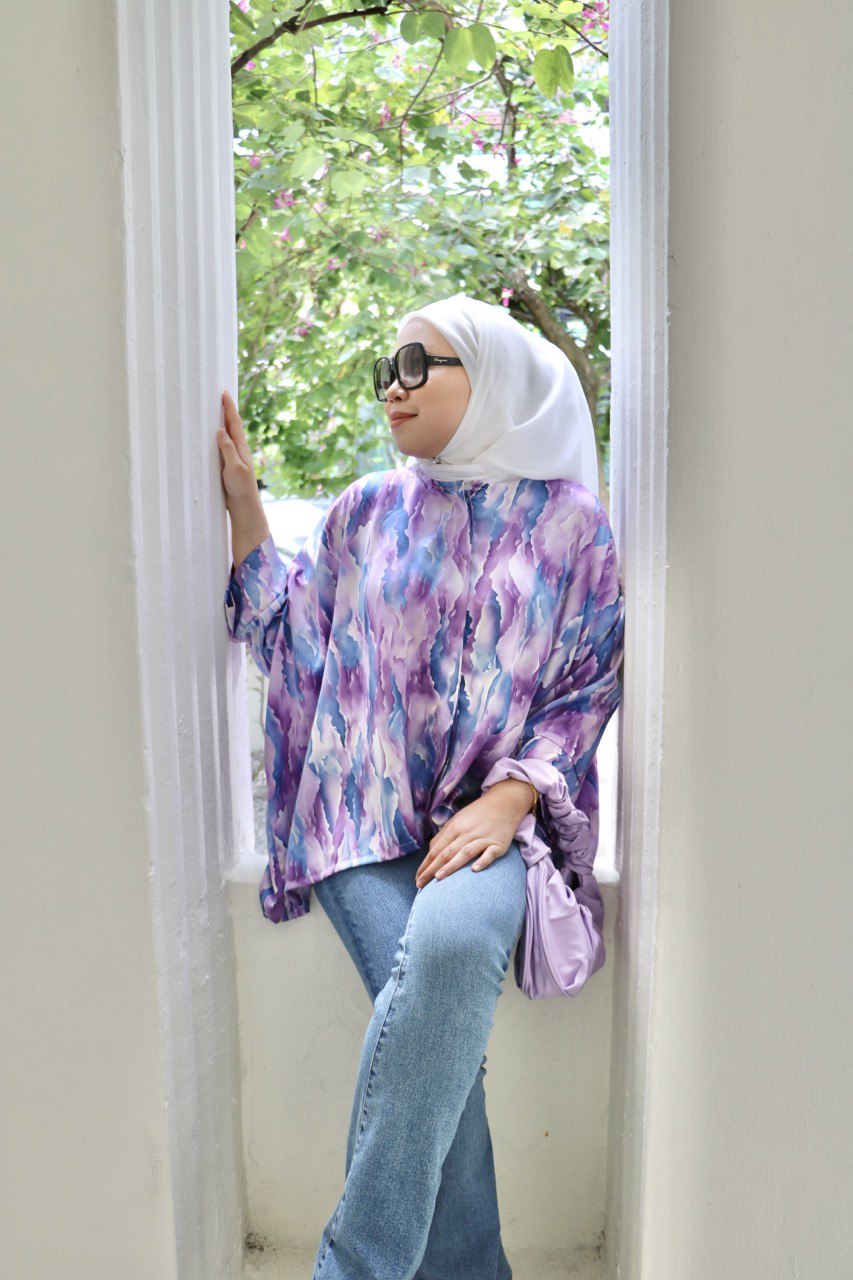 AVERIE OVERSIZED TOP IN PURPLE CLOUD